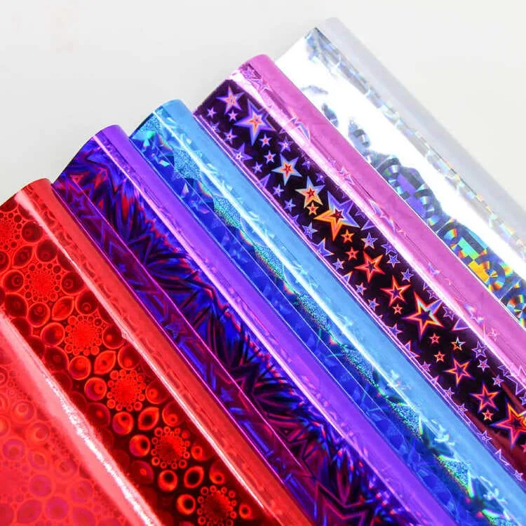 Holographic wrapping film with iridescent effect