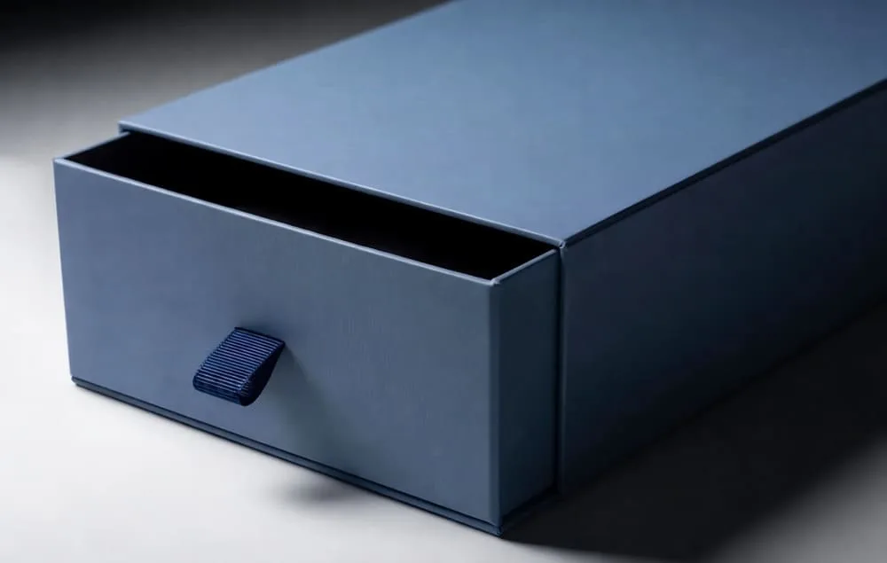 Ribbon pull accessory for premium box opening